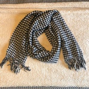 Black and white scarf